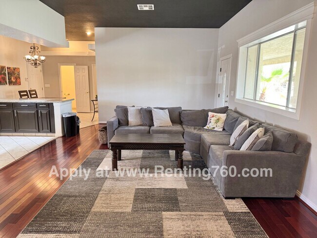 Building Photo - Incredible City Views In Western Hills Est...