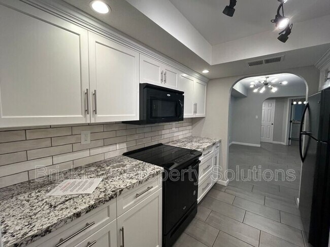 Building Photo - 8500 E Indian School Rd