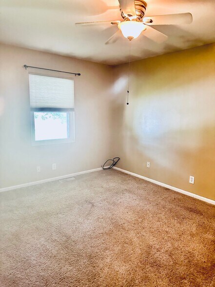 Building Photo - 5876 Coachmont Dr
