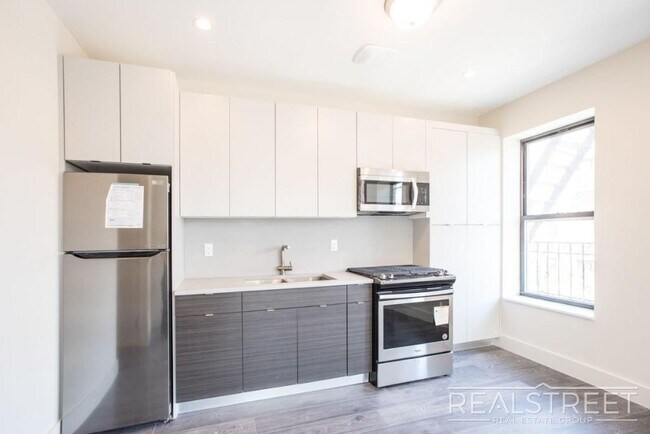Building Photo - Modern 3 BED in Prime Crown Heights