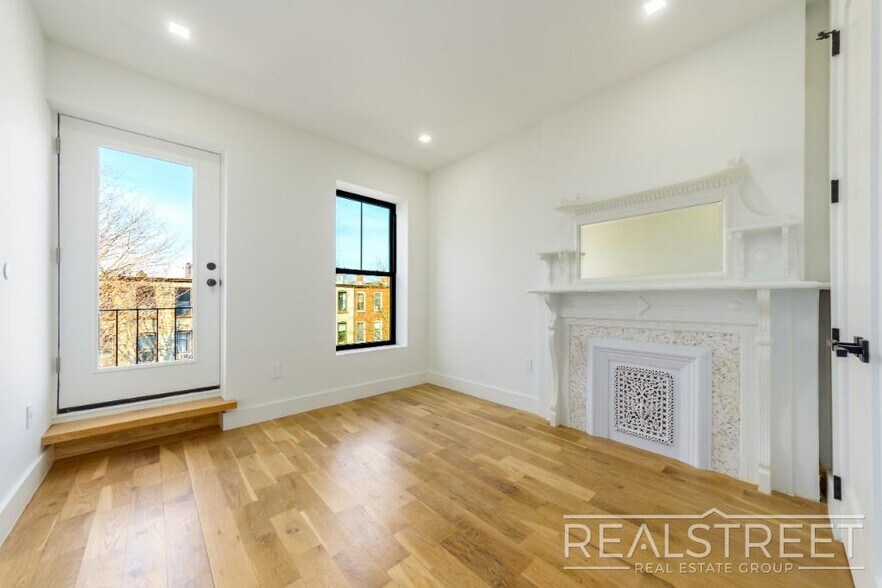 Building Photo - Decatur St