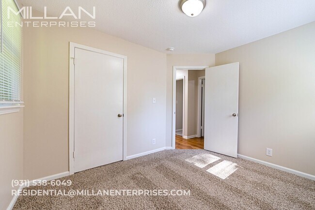 Building Photo - Open-Concept 3BR Home Near Fort Campbell