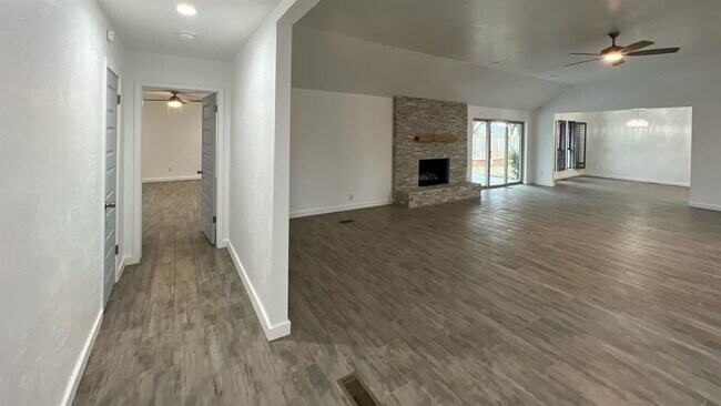 Building Photo - 12510 Maple Ridge Rd