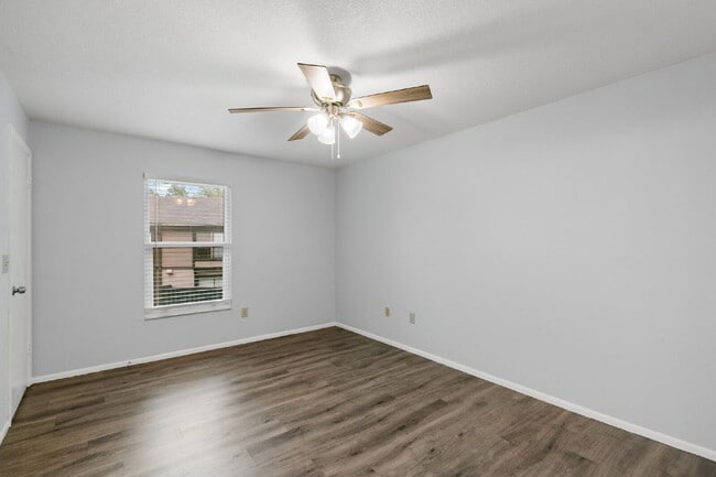 Building Photo - Condo For Rent in North Oaks!