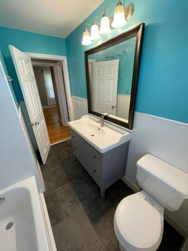 Building Photo - Updated, Modern, 4 Bed, 2 Bath, 3+Car Garage