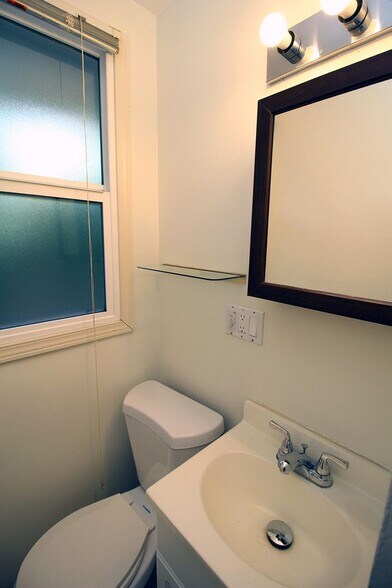 Building Photo - 6923-6923 NE Prescott St