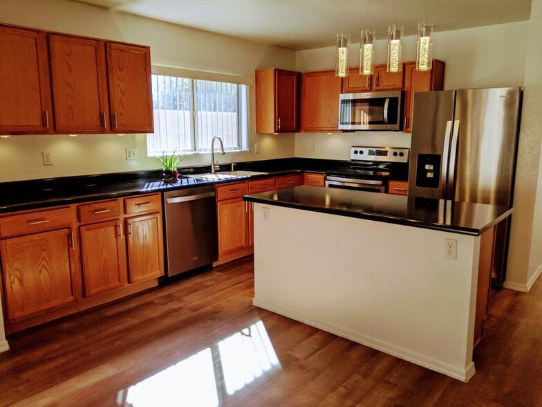 Updated kitchen with brand new appliances - 11547 N 153rd Dr