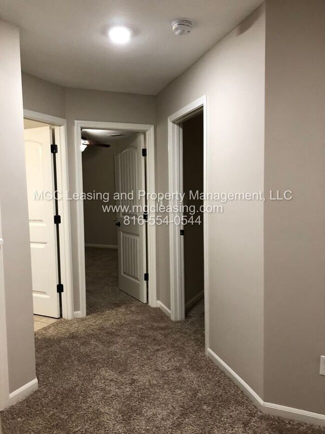 Building Photo - Enjoy Townhome Living w/ Unfinished Baseme...