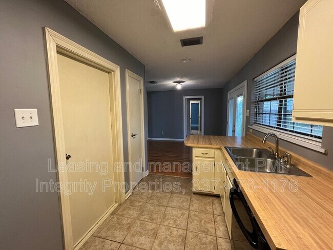 Building Photo - 107 Village Ln