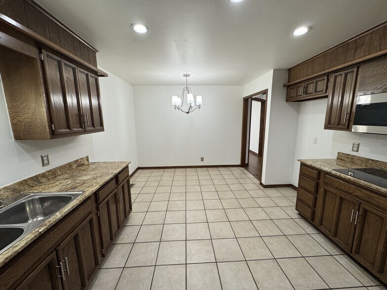 Building Photo - 7108 S Indianapolis Ave