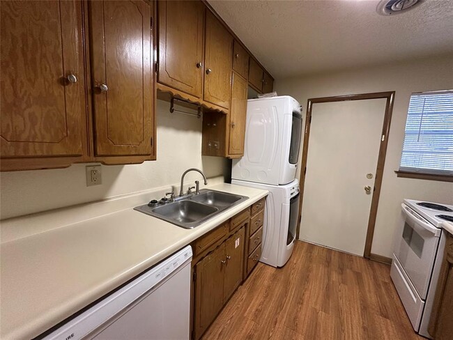 Building Photo - 2019 Delaware Ln
