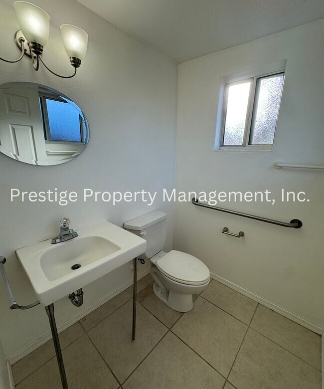 Building Photo - Centrally located 4/2.5 Brick House!!!