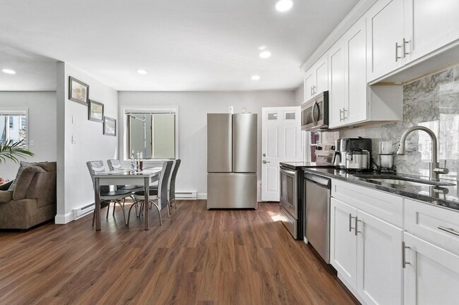 Building Photo - 165 Saratoga St