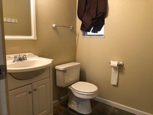 Building Photo - Spacious 4 bedroom in Finn Hill/Juanita area in a cul-de-sac with large backyard
