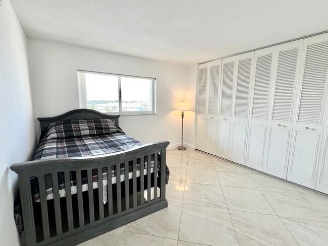 Building Photo - 801 Lake Shore Dr