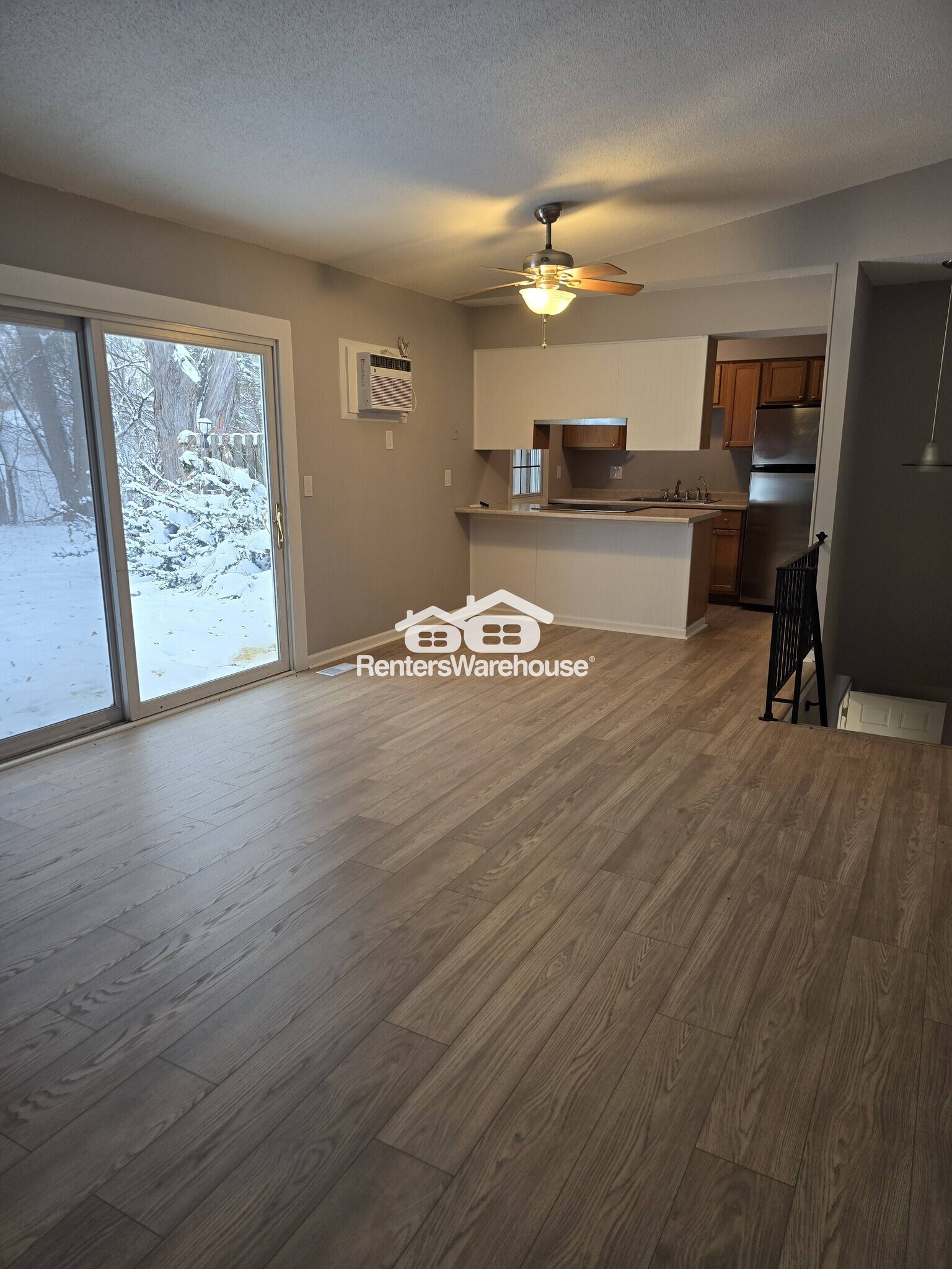 Building Photo - 5580 Shorewood Ln