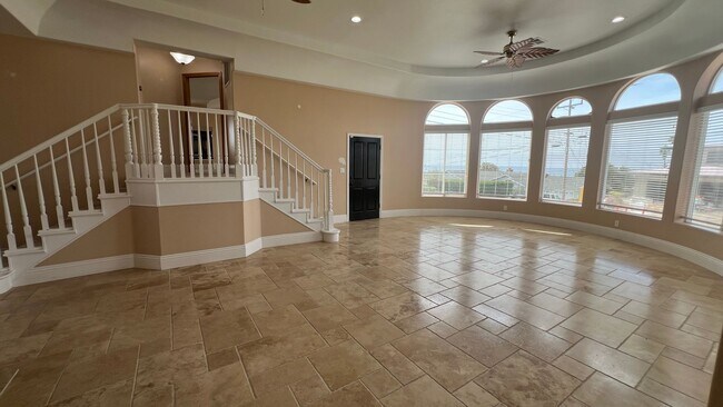 Building Photo - Coastal Living Awaits
