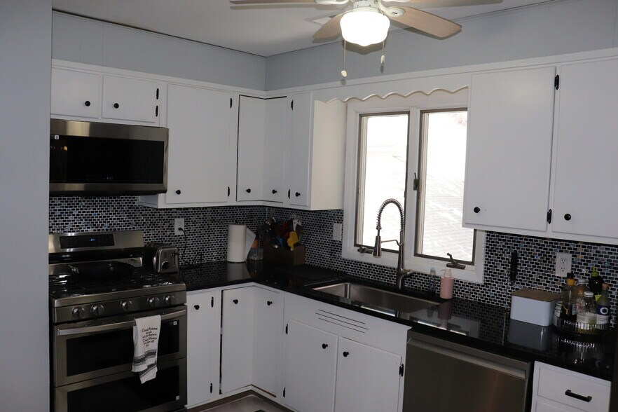 Building Photo - 442 Surrey Ln