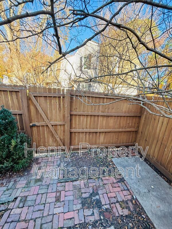 Building Photo - 903 Hampshire Ct