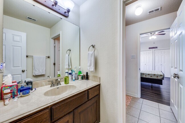 Building Photo - 4 Bedroom/3 Bathroom  Aviara Subdivision