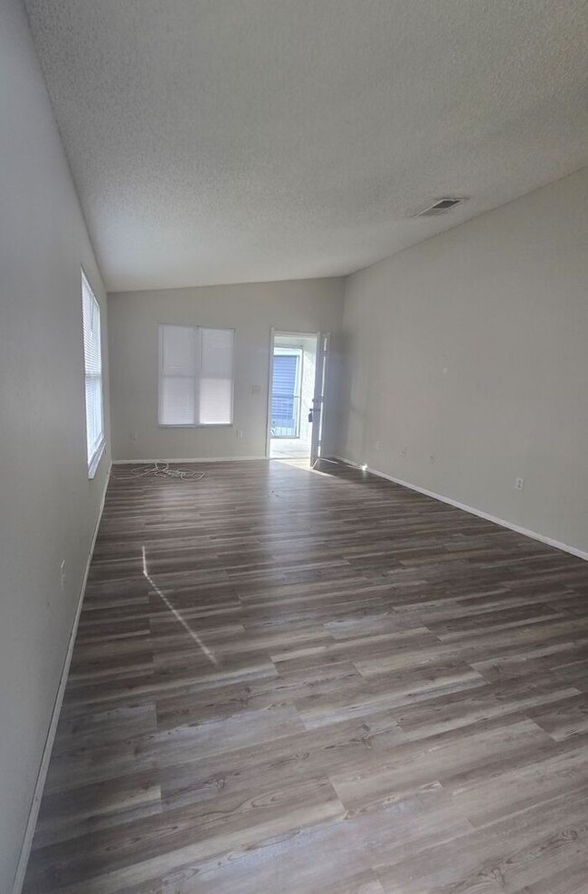 Building Photo - Second floor 2 bedroom, 2 bath condo in th...