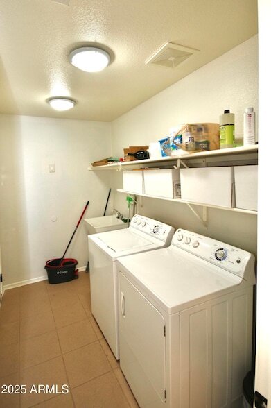 Building Photo - 1373 E Cherry Hills Dr