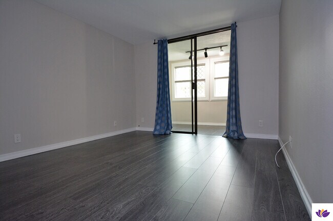 Building Photo - 750 N Kings Rd