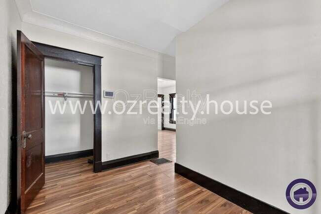 Building Photo - 834 Oak St