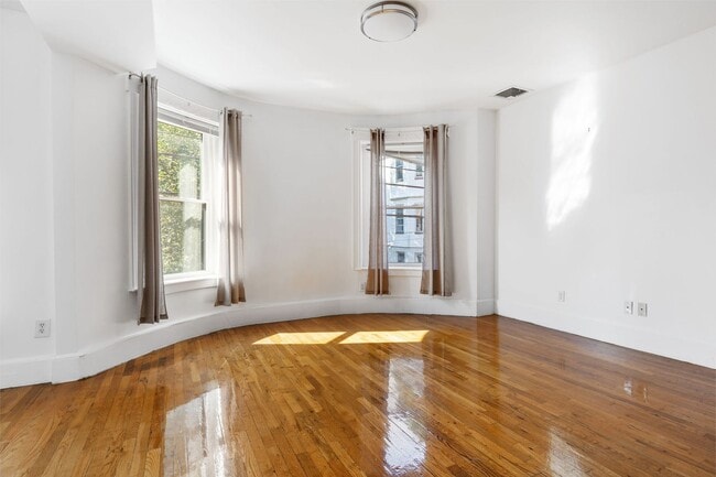 Building Photo - Newly renovated, Central Heat/AC , Parking...