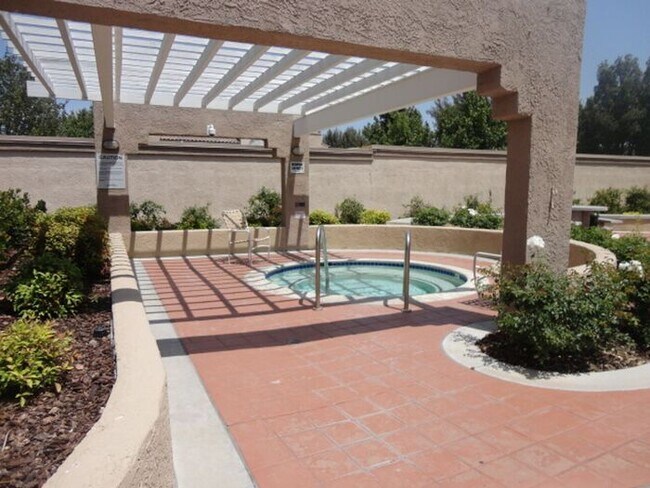 Building Photo - Gorgeous 2 + 2 Santa Fe Condo Valencia