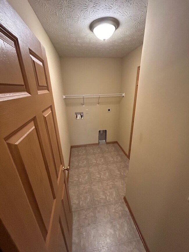 Building Photo - One Bedroom Apartment Available!