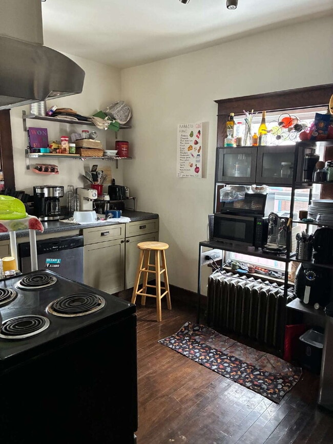 Building Photo - 4 Bedroom, 2 Bathroom Home With Views of Downtown & Fenced In Yard