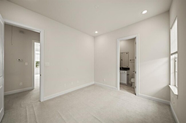Building Photo - 1034 W 26th St
