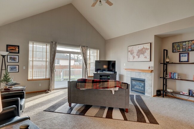 Building Photo - Modern 3 Bed 2 Bath Corner Home ** First M...