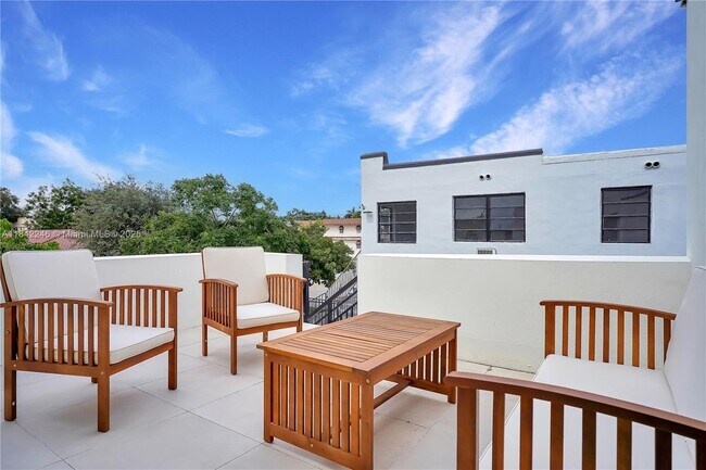 Building Photo - 1720 SW 11th St