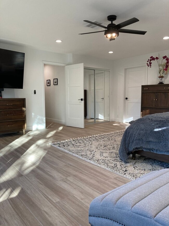 Building Photo - Gorgeous, modern, remodeled, furnished ren...