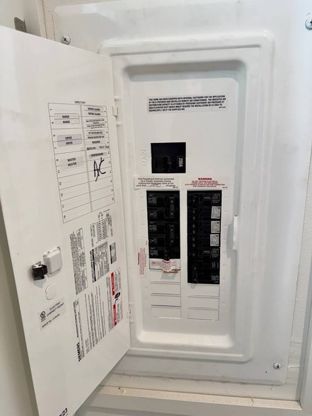 Building Photo - 887 E Colonial Cir