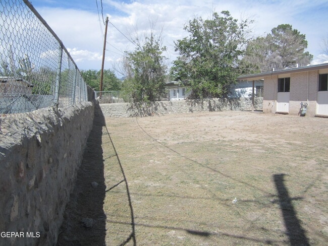 Building Photo - 305 Corvena Way