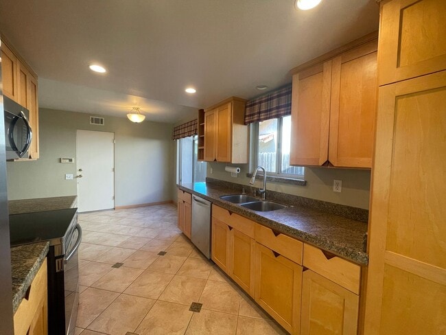 Building Photo - Recently Remodeled 4 Bedroom 2 Bath Single...