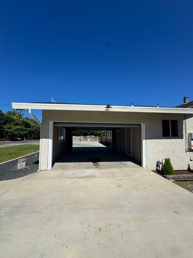 Building Photo - Beautiful 4 Bedroom 2 Bathroom Home with Solar!