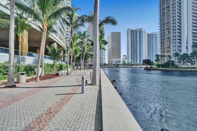 Building Photo - 495 Brickell Ave