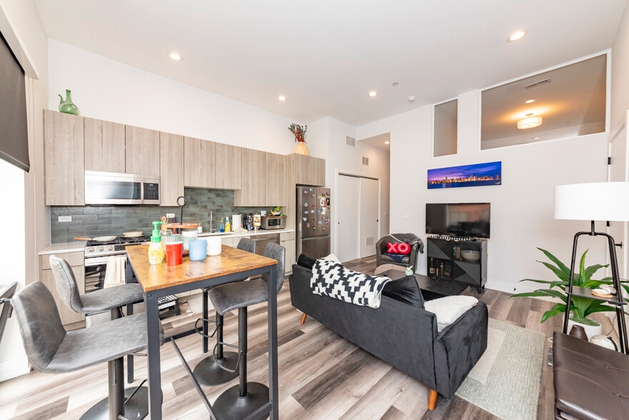 Primary Photo - 2322 N Clark St