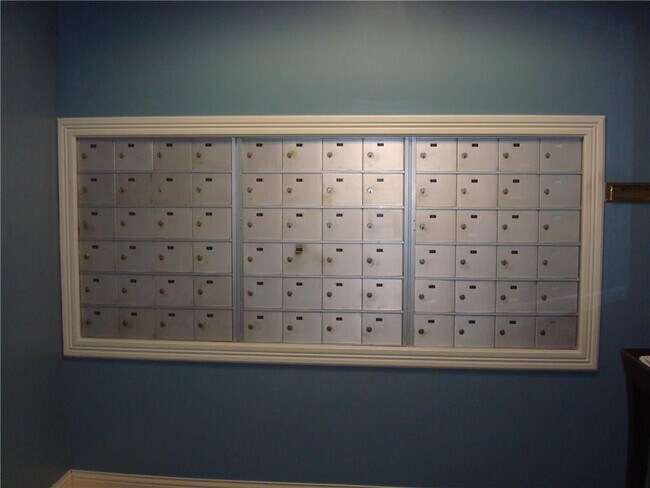 Building Photo - 887 Farmington Ave