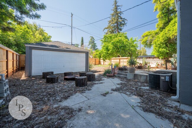 Building Photo - Beautifully Updated Fresno High Home - Walkable to Gazebo Gardens, 3BR/1BA, Partially Furnished