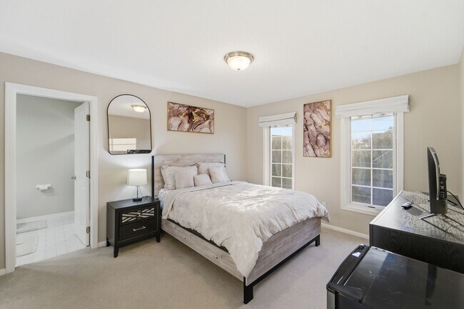 Building Photo - TIMELESS COMFORT!! 4 Bedroom, 4 Bathroom Home in Urbandale!