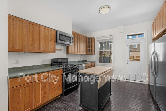 Building Photo - 207 S Ellwood Ave