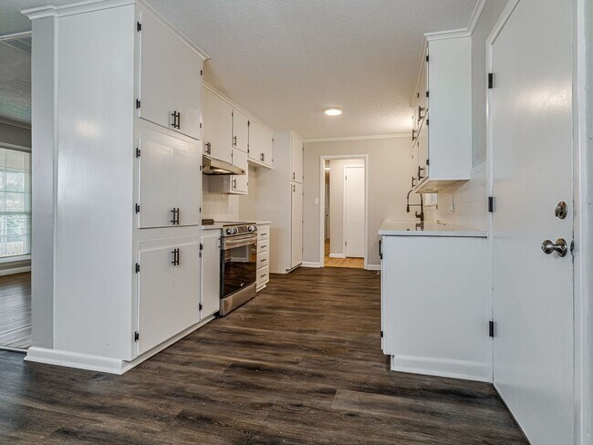 Building Photo - Move in special / First months rent is $800