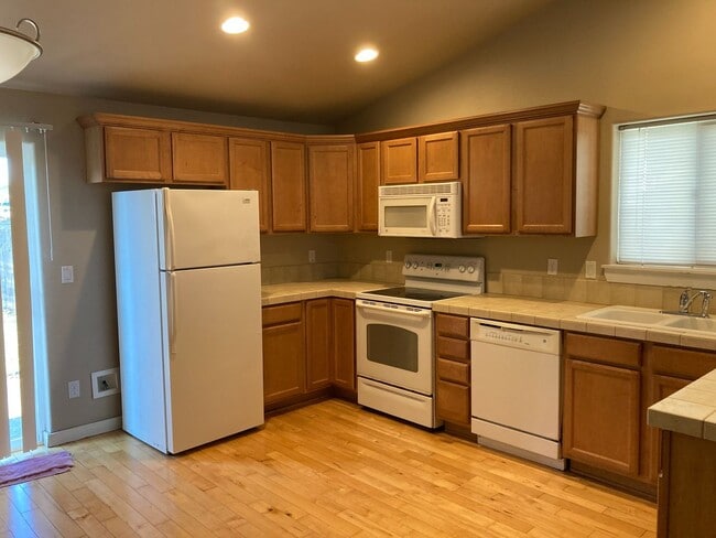 Building Photo - Beautiful Home! Large open living room! Do...