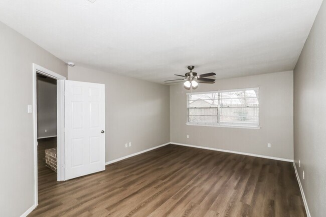 Building Photo - 2406 Heathergold Dr