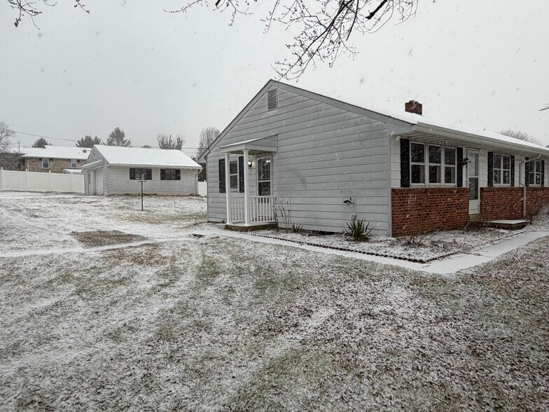 Building Photo - 3993 Sharoden Dr